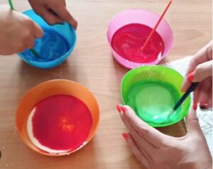 peinture comestible avec yaourt et colorant alimentaire pour bébé